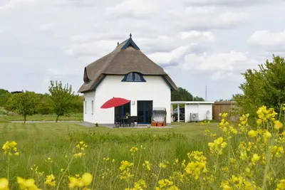Image de Villa Fasan - Cozy thatched house on the edge of the nature reserve