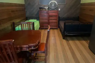 Image de Quiet and centrally located rustic style room