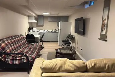 Image de Spacious 2br Basement Apt – 5 Mins to Beach