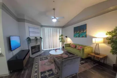 Image de Gorgeous 2br next to the Domain 0914