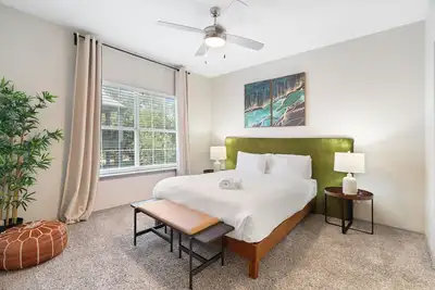 Image de Gorgeous 2br next to the Domain 4014