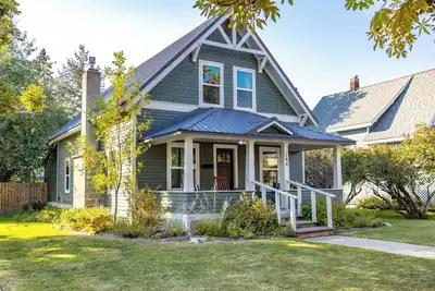 Image de Cozy & Character-Filled Vacation Home