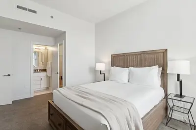 Image de Central Pittsburgh | Spacious Stay w/ Kitchen | Walk to Andy Warhol Museum