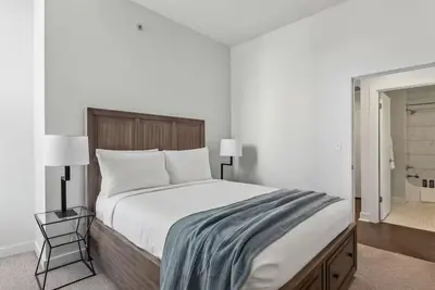 Image de Union Station Luxury | Kitchen & Laundry | Walk to Cultural District | 2 Units