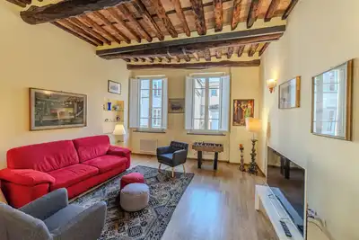Charming Apartment with Scenic Views in Lucca