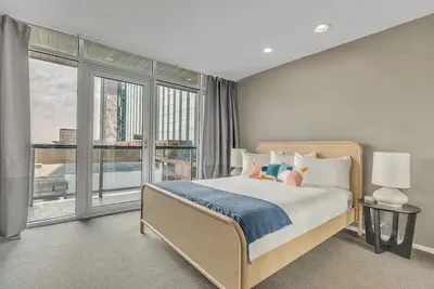 Image de Downtown Austin Loft | Full Kitchen & Balcony | Steps from Congress Ave & Bars