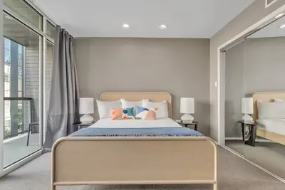 Image de 3 Perfect Loft w/ Kitchen & Balcony | Walk to Restaurants & Convention