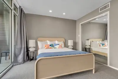 Image de Austin Downtown Living | Remote-Work Setup | Near Restaurants + Bars