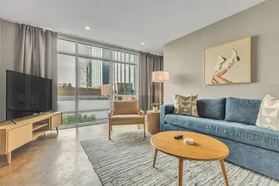 Image de 3 Units | Austin Downtown Loft w/Balcony | Modern Comfort Near Iconic Landmarks