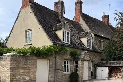 Image de Charming Cotswold Stone 3 Bed Cottage in Centre of Witney with Free Parking