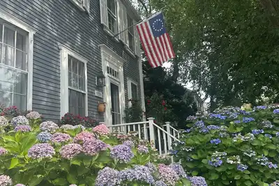 Image de Location! Location! Classic Nantucket 6-Bedroom Home Steps From Town!