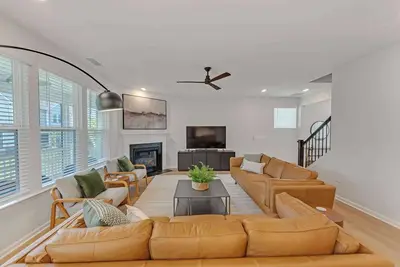 Image de Raleigh 5br Home: Chef Kitchen, Porch & Garage