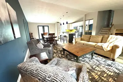 Image de Luxury Modern Herndon Retreat w/ Hot Tub – Minutes from Dulles & Reston.