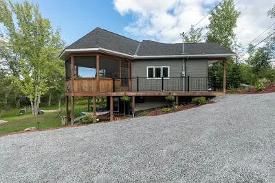 Image de Modern Lakefront Chalet with Games Room, Gym, Wrap Around Balcony & Scenic Views