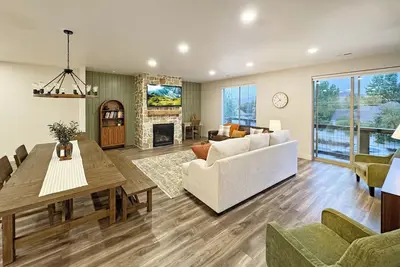 Image de New Midway Modern Condo on Main St - Mountain views & luxury bedding