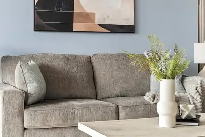 Image de Landing | Chic 2bd, Tennis Court, Gym