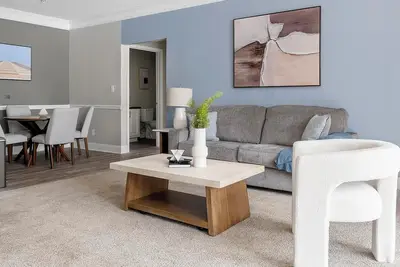 Image de Landing | Modern 2bd, Pool, Tennis Court