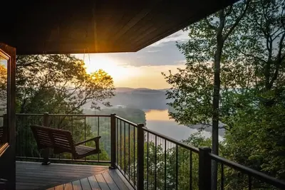 Image de Stunning cliffside river view on private 60 acre forested retreat