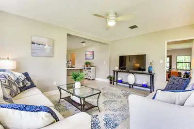 Image de 3 Mi to Downtown Bradenton: Family Home w/ Yard!