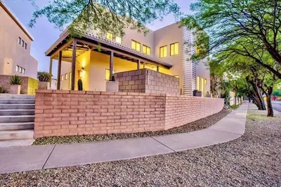 Image de Serene 3br Tree-Lined Modern Retreat