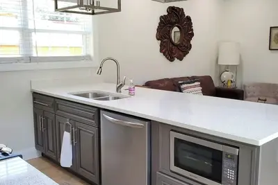 Image de Ruby's Cottage / Close to Beaches & Downtown