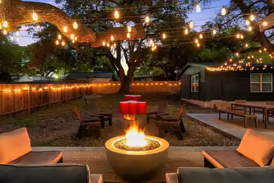 Image de 10 Min to Downtown - Modern 6br Oasis - Yard Games