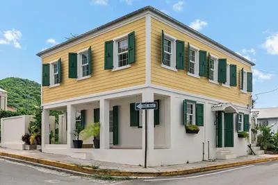 Image de The Queen’s Quarters- King Suite - Ac - Walkable