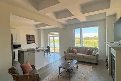 Image de Pleasant 4 bedroom townhouse in Oakville with two Parkings