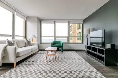 Image de Blueground | Lake View East, rooftop, nr Lake Shore