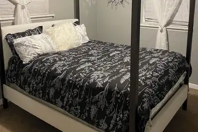 Image de Delightful 2-bedroom house with Ac in Berkeley Iconixx Getaway Stl