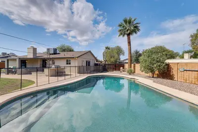 Image de Game Room + Pet-Friendly Yard! Family Phoenix Gem
