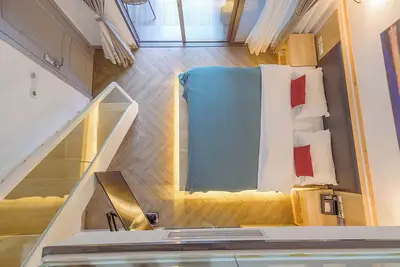 Image de Suite loft de l'hôtel Heinemann avec deux lits king size B306 — avec un jacuzzi et un local