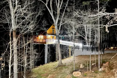 Image de Treehouse with Waterfall Views and Spa for Romantic Glamping Escapes in Georgia