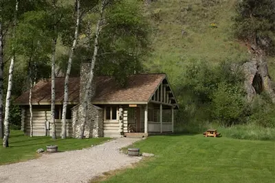 Image de Relaxing Glamping Vacation: Fantastic Log Cabin with a Hot Tub in Darby, Mt