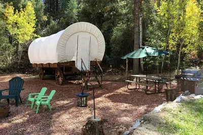 Image de Well-Equipped Conestoga Wagon Rental for a Family Vacation in Alton, Utah