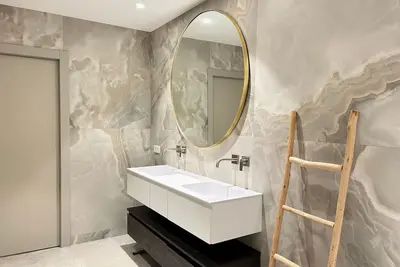 Image de Villa spacieuse avec piscine à débordement face à Saint-Tropez