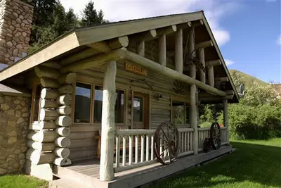 Image de Rocky Mountains Nature Escape: Amazing Log Cabin with a Hot Tub in Darby, Mt