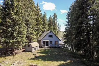 Image de Charming Riverside Cabin with Deck Overlooking Madison River near Three Dollar Bridge in McAllister, Montana