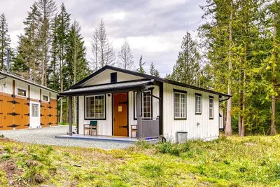 Image de Tranquil Off-Grid Cabin Sanctuary near Whistle Lake in Washington
