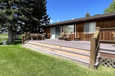 Image de Charming Riverside Vacation Rental with Scenic Mountain Views near Ennis, Montana