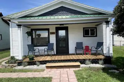 Image de Charming Downtown Cottage with Porch & Backyard Retreat near Beaverhead River in Dillon, Montana