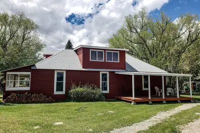 Image de Charming Montana Bungalow with Madison River Views, Steps from Main Street in Ennis, Mt