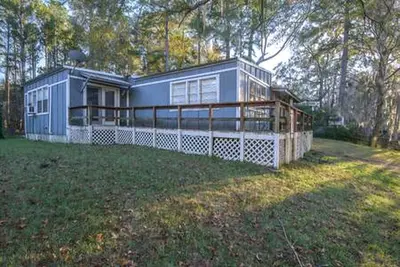 Image de Riverfront Cottage with Fire Pit and Cozy Interior Perfect for Groups in Texas