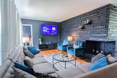 Image de Spacious • King • Games • Fire Pit • 5 Min to Zoo!