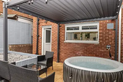 Image de Milana, with hot tub in Tiverton