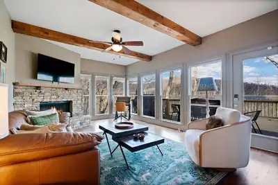 Image de Thrush Turn Manor in Big Canoe with a hot tub