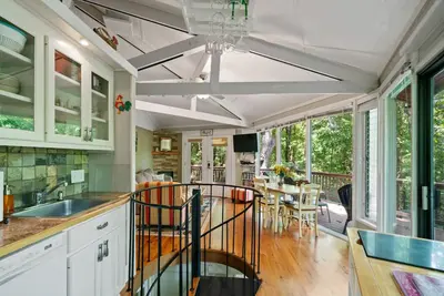 Image de Treetopper Knoll Chalet in Big Canoe