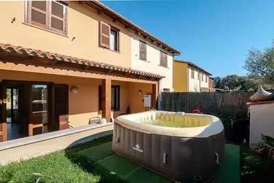 Image de Maison de vacances 'Pasigà - Jacuzzi Privée près d’Olbia' avec vue sur la montagne, Wi-Fi et climatisation