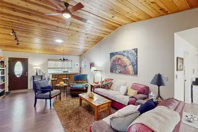 Image de Mountain home close to town, lakes, golf, trails, Sunrise Ski Resort, & more!