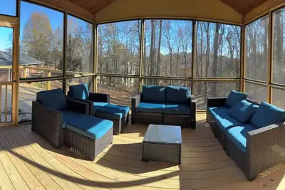 Image de Lake Lanier Cozy 3br Retreat, Screened-In Deck + Dock Access - Sleeps 6